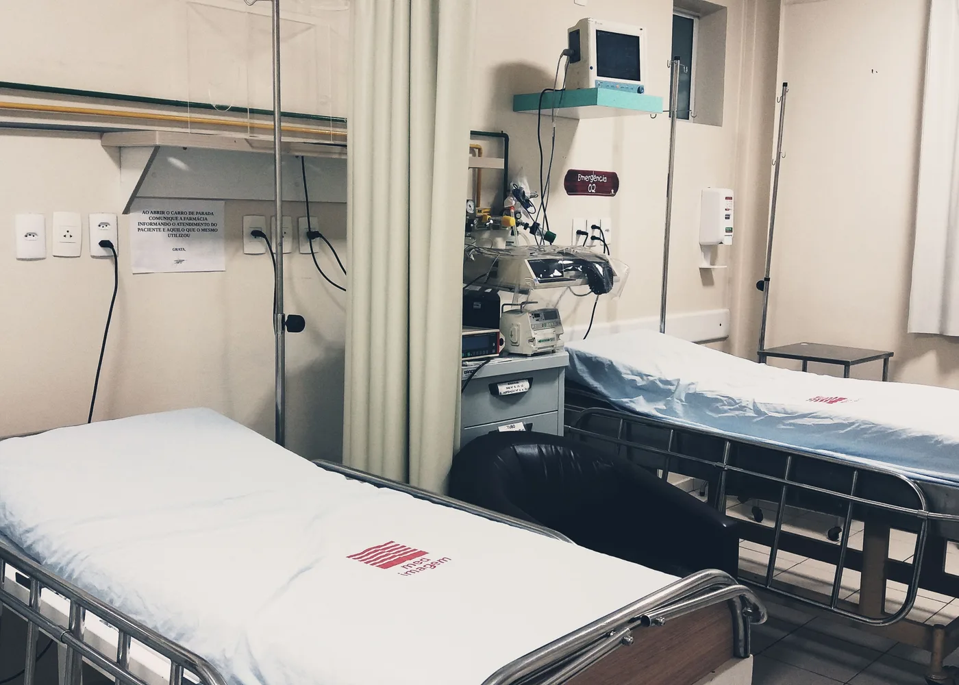 Healthcare room with institutional bed textiles